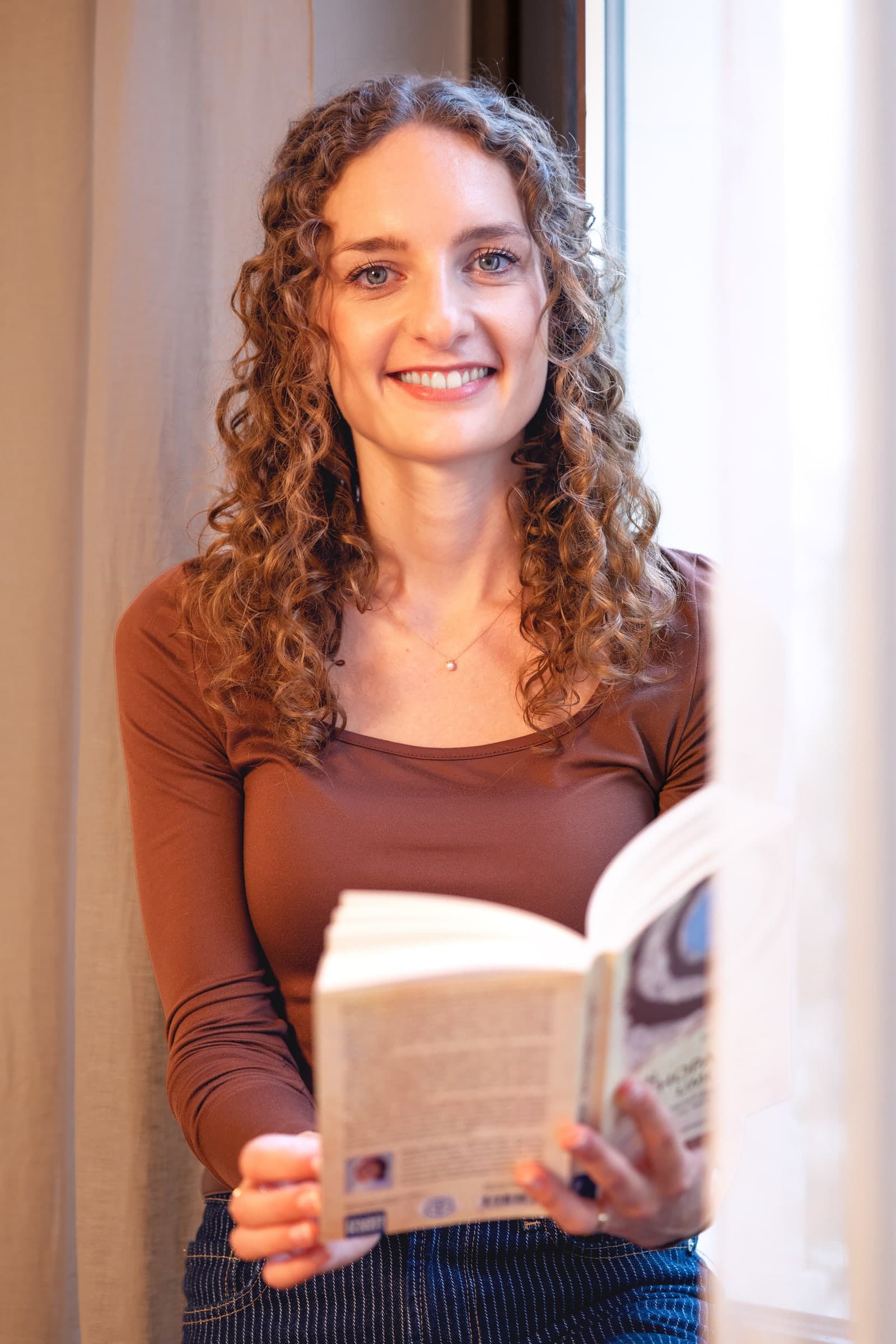 Samira Hoppmanns mit einem Buch in ihrer Praxis